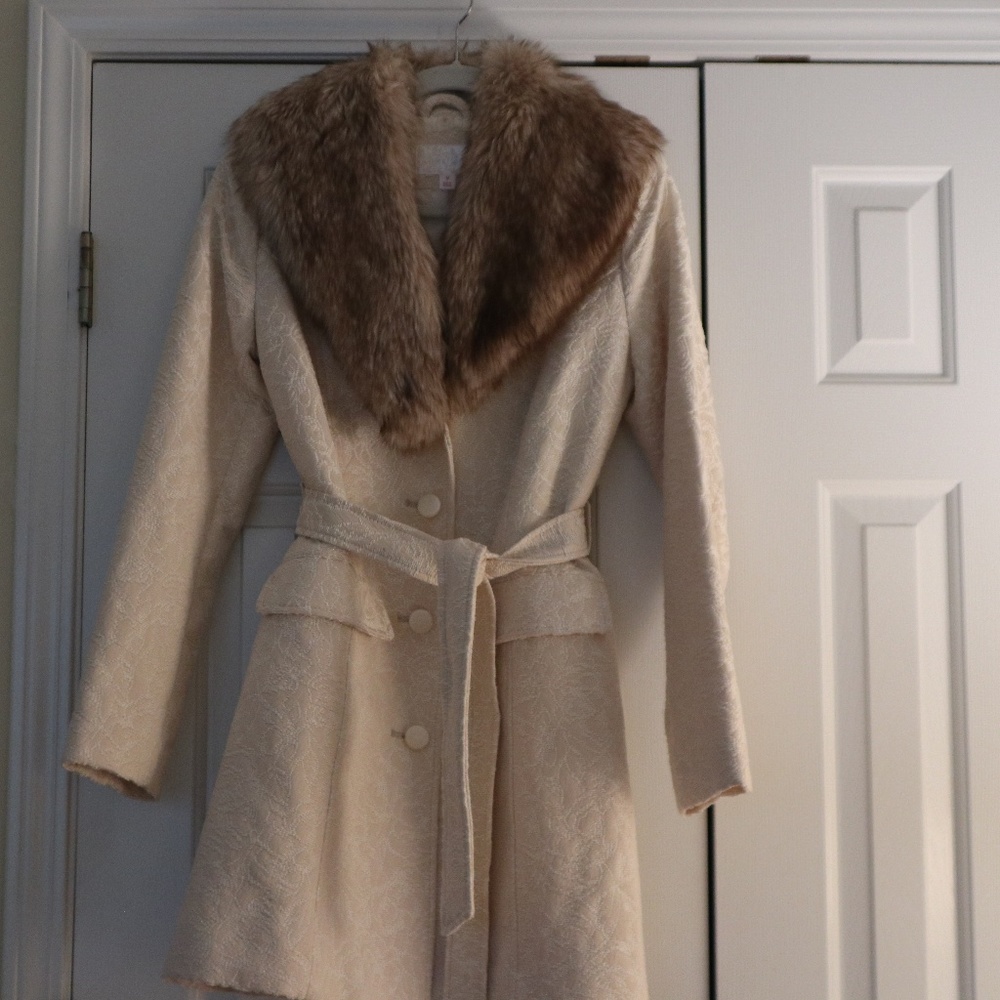Elegant Cream Coat with Faux Fur Collar